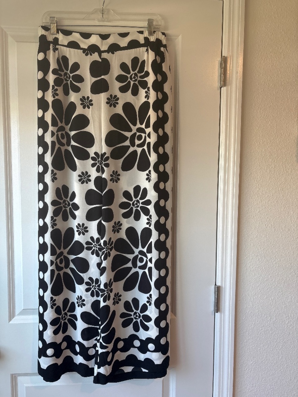 Rose and Olive Black and White Capris Pants